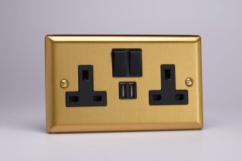 Varilight Classic Brushed Brass 2-Gang 13A Single Pole Switched Socket + 2x5V DC 2100mA USB Charging Ports