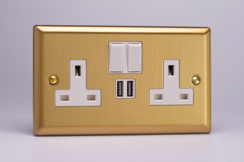Varilight Classic Brushed Brass 2-Gang 13A Single Pole Switched Socket + 2x5V DC 2100mA USB Charging Ports