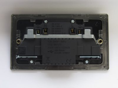 Varilight Flat Plate Screwless Primed 2-Gang 13A Single Pole Switched Socket with Metal Rockers + 2 5V DC 2100mA USB Charging Ports - Image 2