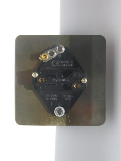 Varilight Ultraflat Polished Brass 1-Gang 10A Retractive Switch - Image 2